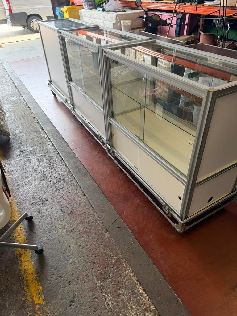 Zeer mooie vitrinekasten in flightcases met verlichting, Huis en Inrichting, Kasten | Vitrinekasten, Zo goed als nieuw, Glas, Ophalen