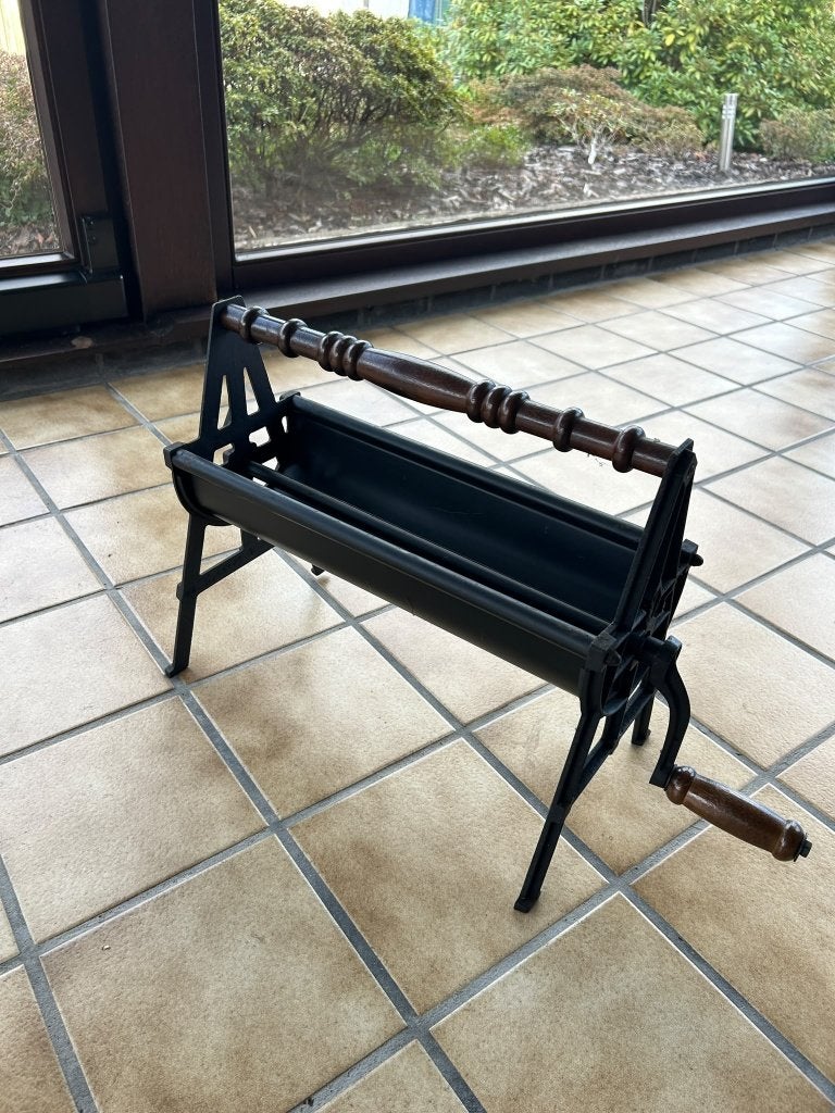 Nostalgische houten krantenroller / papierbrikettenmaker, Ophalen, Zo goed als nieuw, Overige soorten