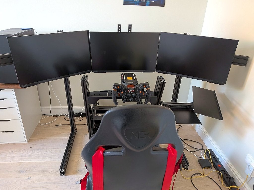 Simracing set: NLR Ferrari cockpit, Asetek Forte S, 3x 27", Ophalen, Gebruikt, Verstelbaar, PC