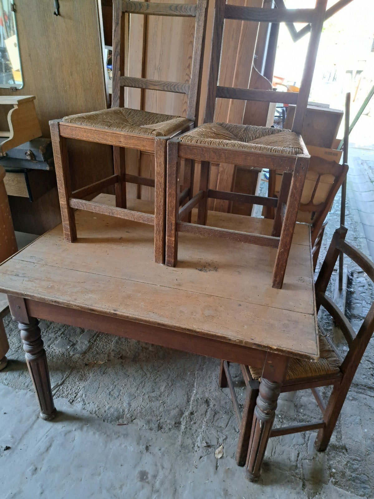 Table ancien + 3 chaises, Enlèvement