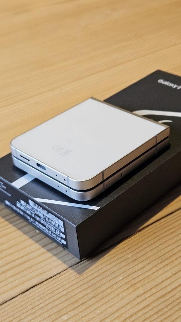 Samsung Z Flip 7 Fe, Telecommunicatie, Ophalen, Wit, Touchscreen, Zo goed als nieuw