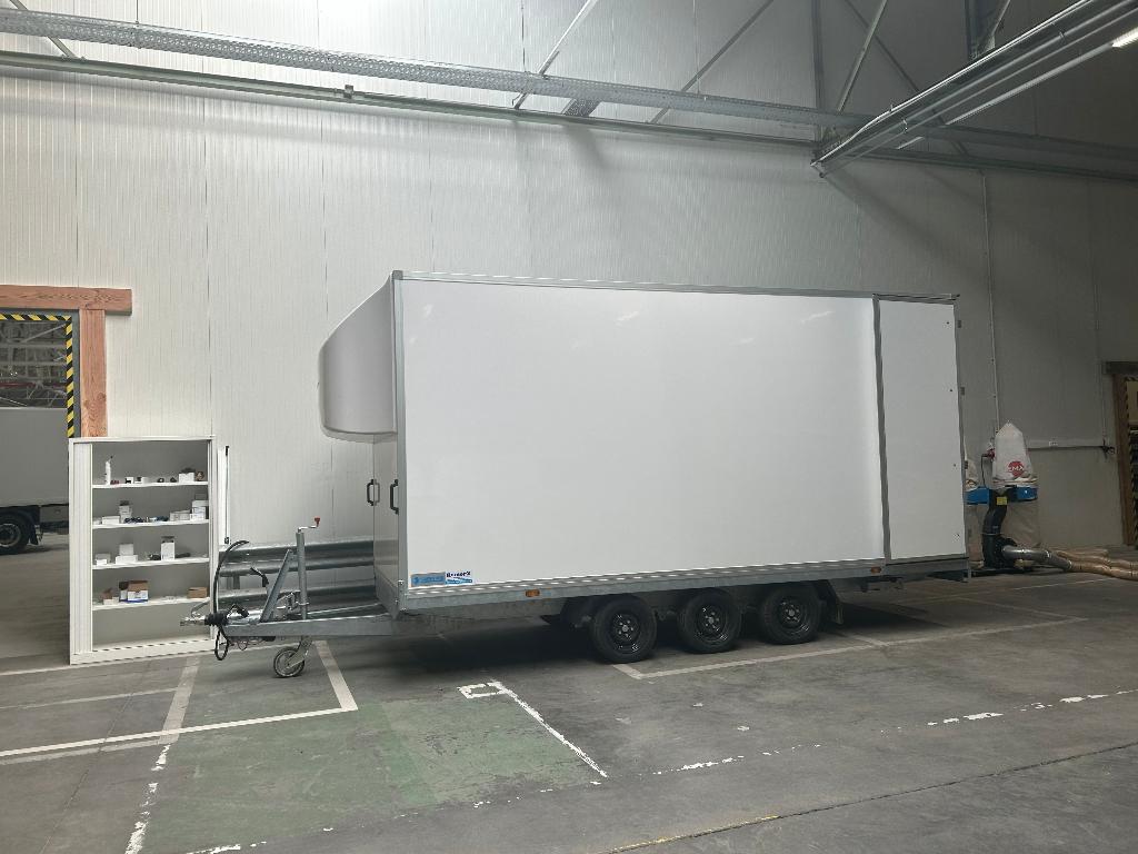 Hapert gesloten plateauwagen Total loss verklaard, Ophalen, Zo goed als nieuw