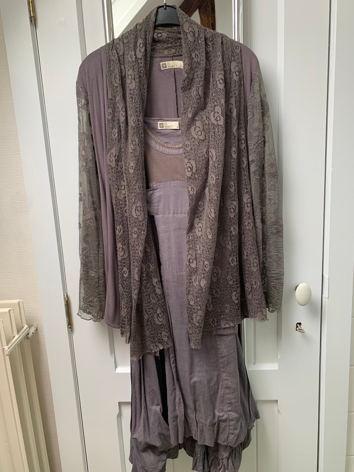 “Mais il est où le soleil”kleedje met vest, Kleding | Dames, Ophalen of Verzenden, Zo goed als nieuw, Maat 38/40 (M)