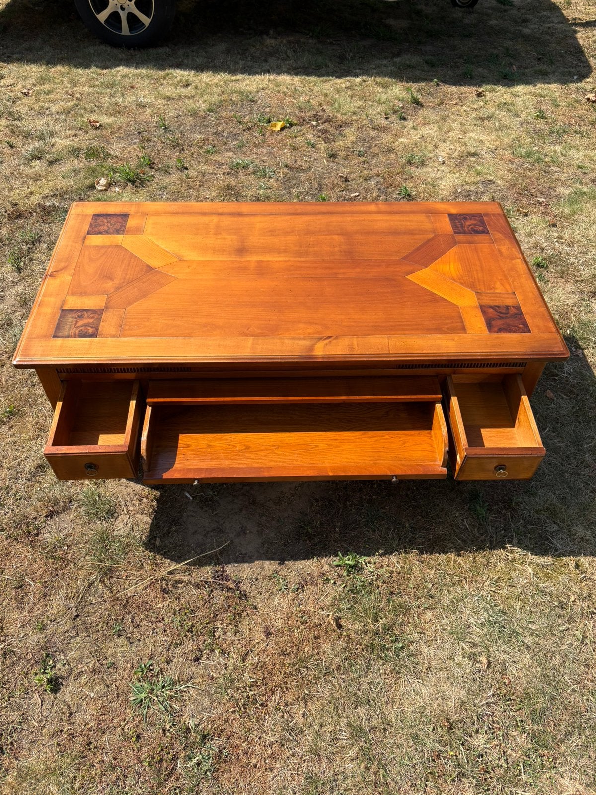 Table basse coloniale française, Enlèvement