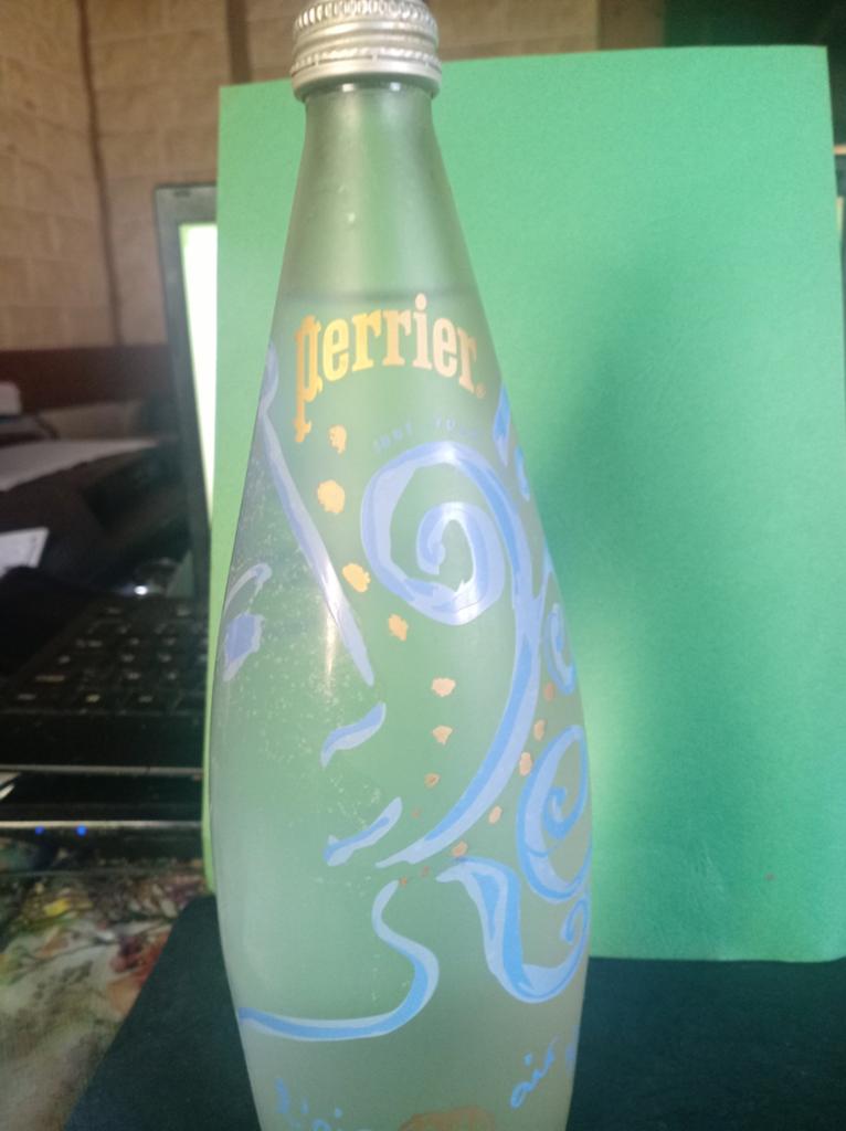 Bouteille de Perrier. RARE, Collections, Marques & Objets publicitaires, Envoi, Comme neuf