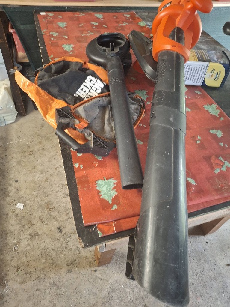 Souffleur- aspirateur BLACK&DECKER, Électrique, Porté à la main, Enlèvement, Utilisé