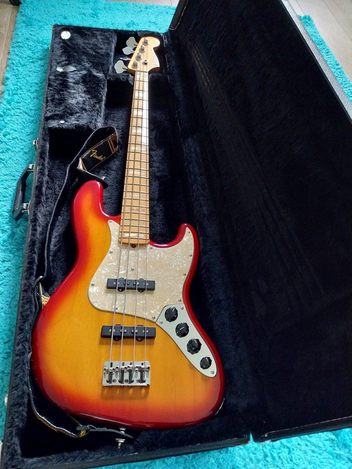 Fender Custom Shop jazz bass cherry burst 2007, Muziek en Instrumenten, Snaarinstrumenten | Gitaren | Bas, Ophalen