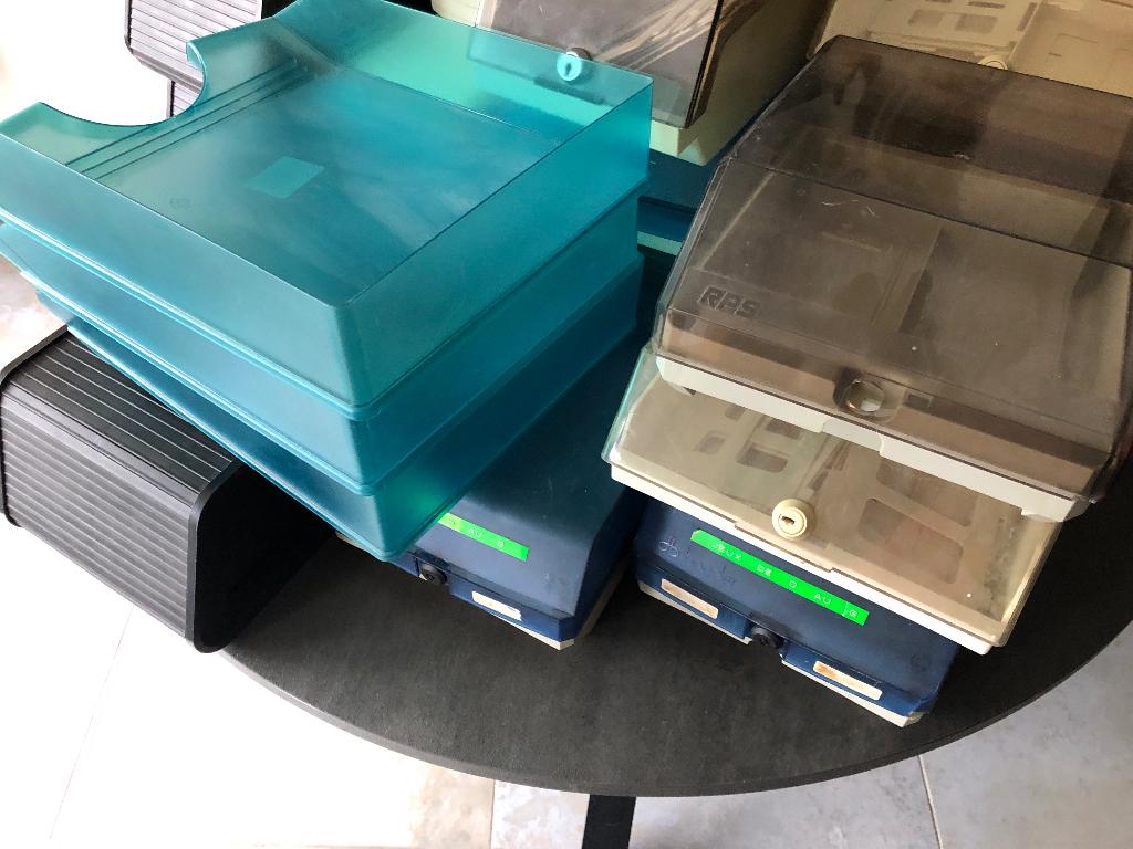 Rangement de disquettes, CD, papiers et cassettes vidéo., Enlèvement