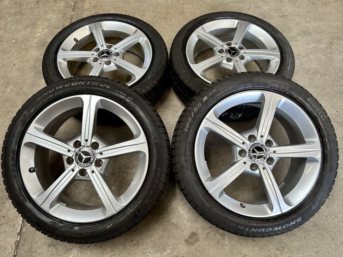17 inch originele velgen + winterbanden MB A, B klasse CLA, Gebruikt, -, -, Banden en Velgen