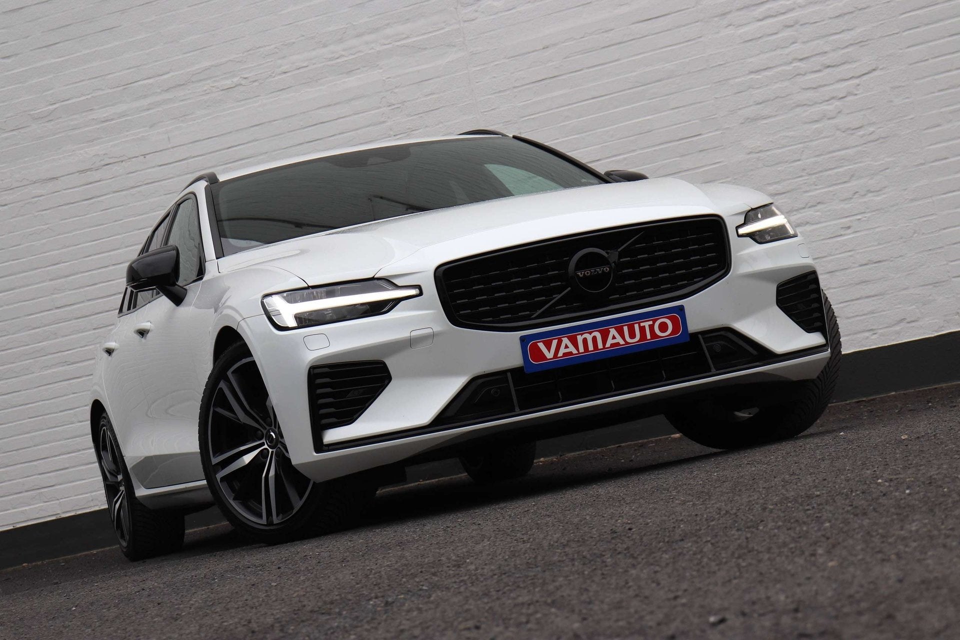 Volvo V60 T6 Recharge AWD PHEV R-Design - Black/H&K/Cam/19", Auto's, Automaat, Dealer onderhouden, https://public.car-pass.be/vhr/c4c4e708-4912-40db-8bce-4d03ca3d1eee