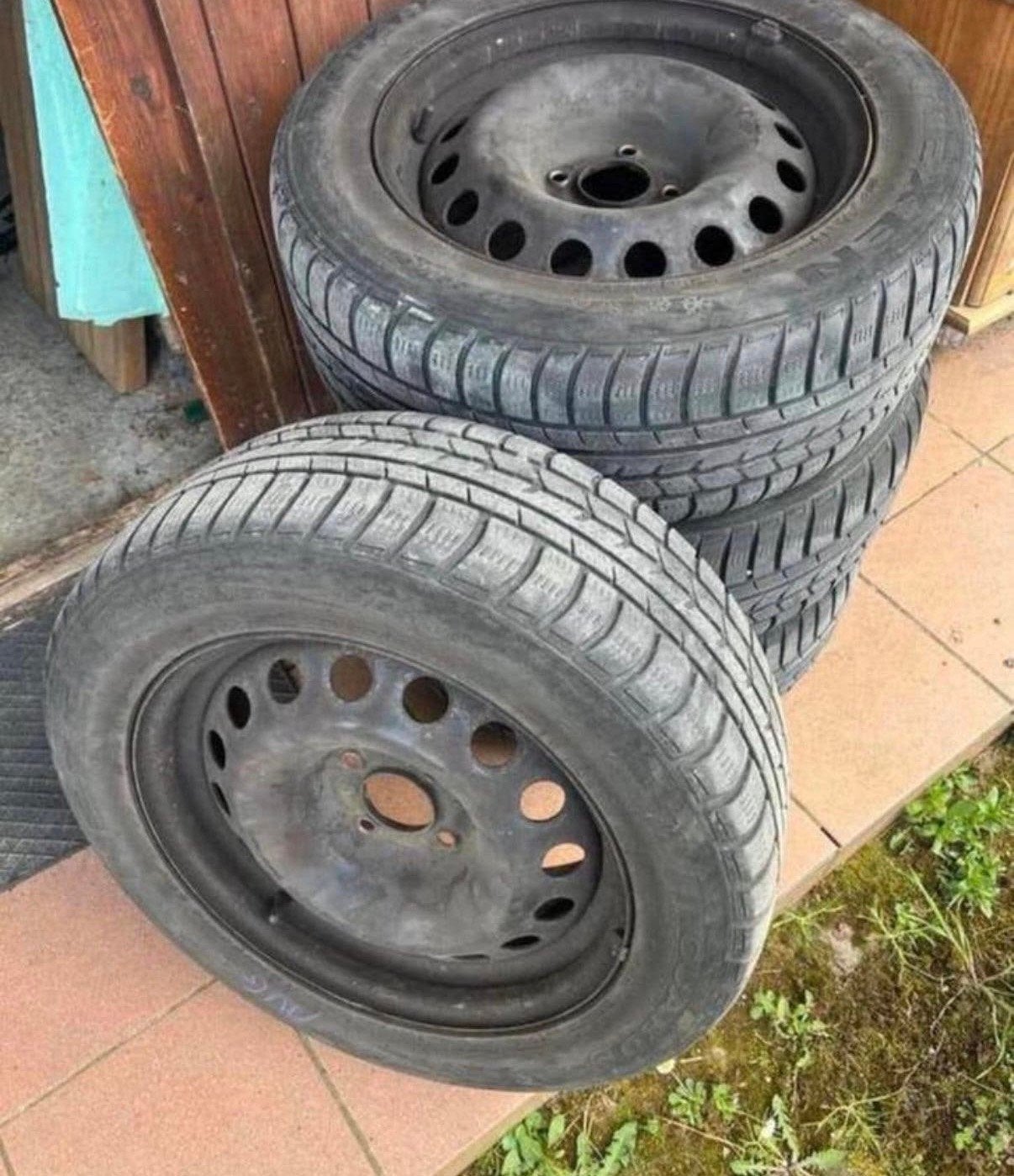 4 Jantes en tôles + pneus hiver Reste 5mmm 215/55R16, Enlèvement