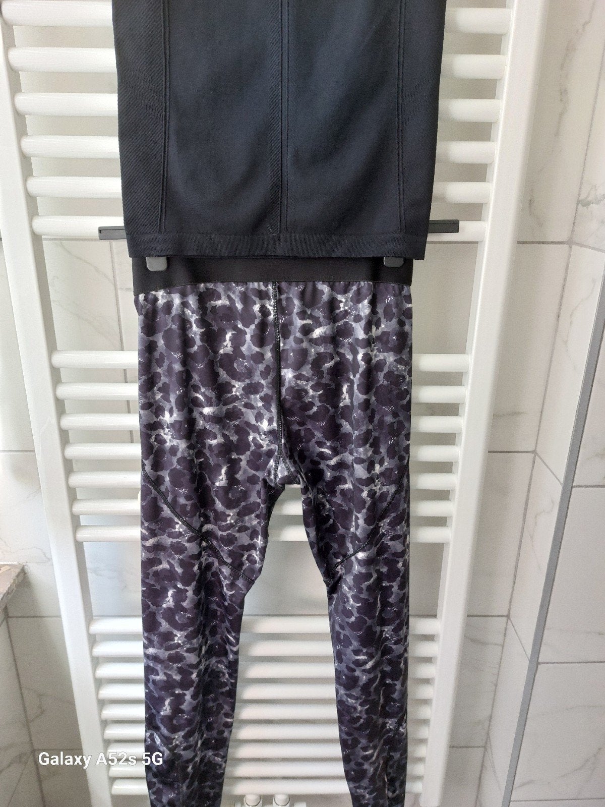 Ensemble  jogging et t shirt dame taille small pour 20 €, Ophalen