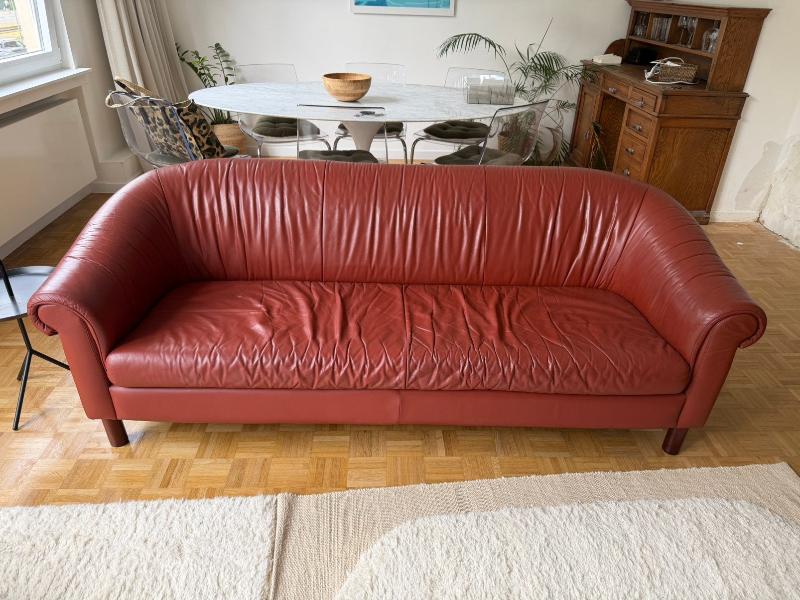 Roodbruine Leren vintage zetel met houten poten, Ophalen, Zo goed als nieuw