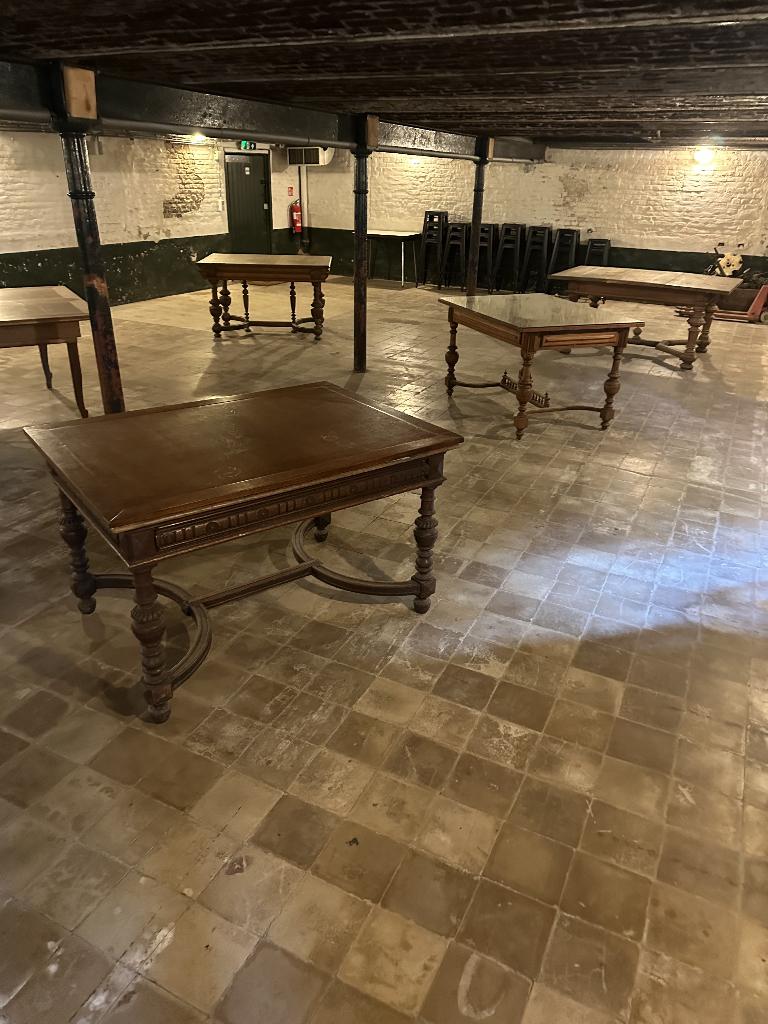 Klassieke houten tafels, Ophalen