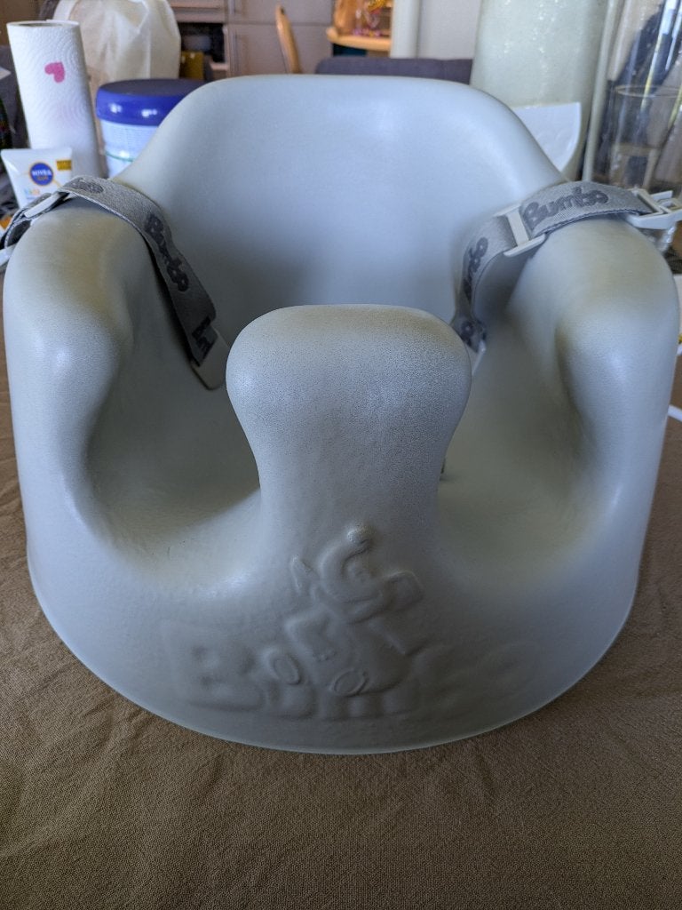 Bumbo seat + tray/tafeltje, Enlèvement, Comme neuf, Autres types, Ceinture(s)