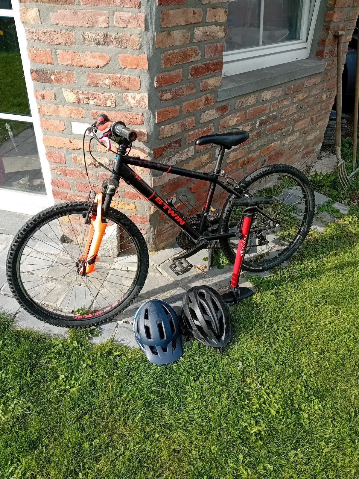 vélo 24 pouces en état , pompe et casque., Enlèvement, Utilisé, Frein sur jante, 24 pouces ou plus