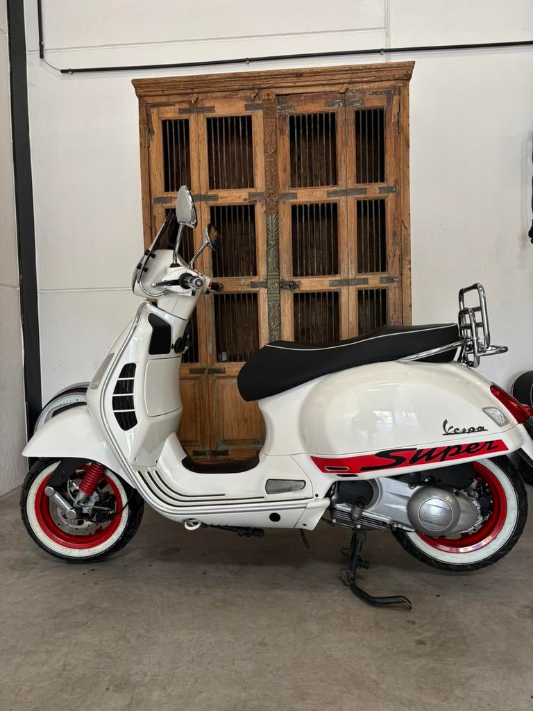 Vespa super 300gts ie, Fietsen en Brommers, Ophalen, Zo goed als nieuw