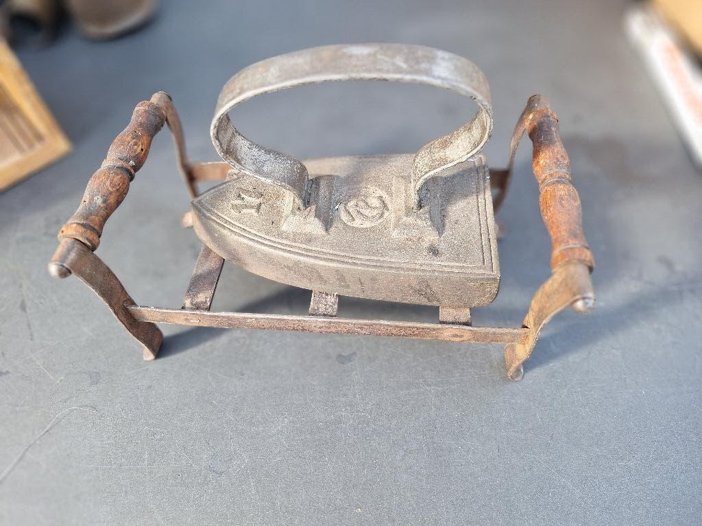 Antiek strijkijzer met standaard, Ophalen of Verzenden