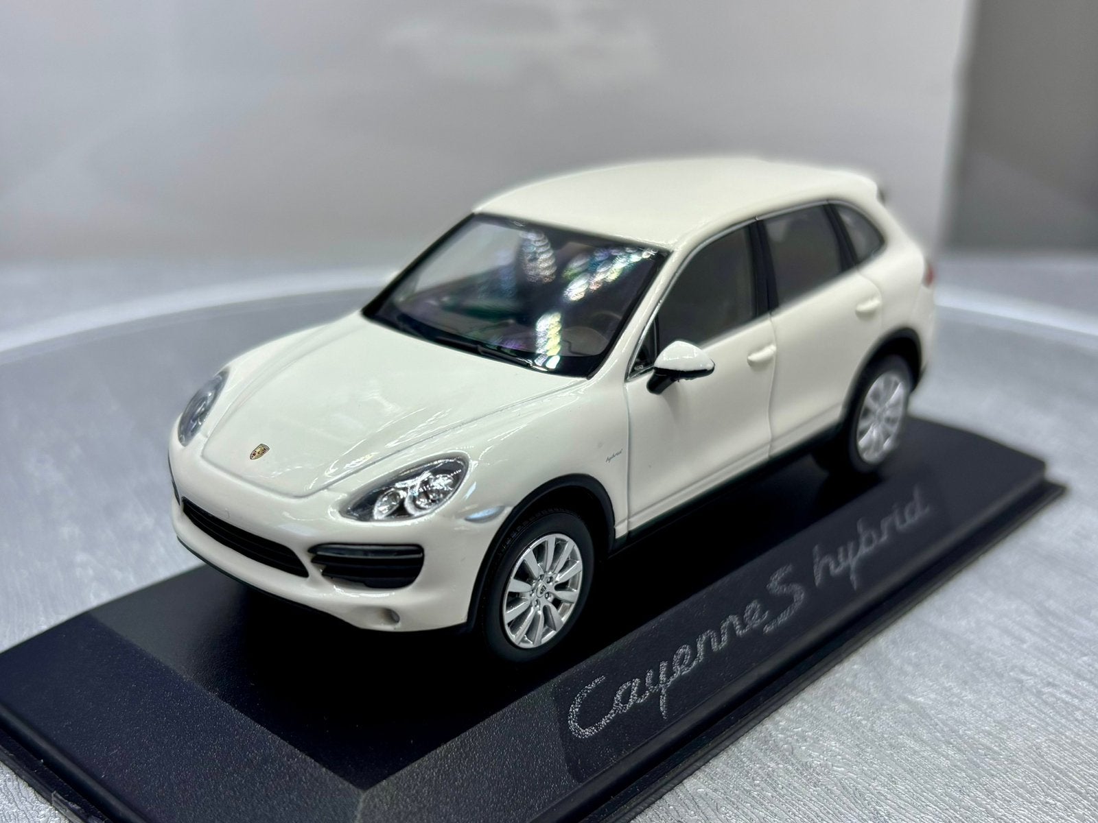 1:43 Porsche cayenne s hybrid, Ophalen of Verzenden, Zo goed als nieuw
