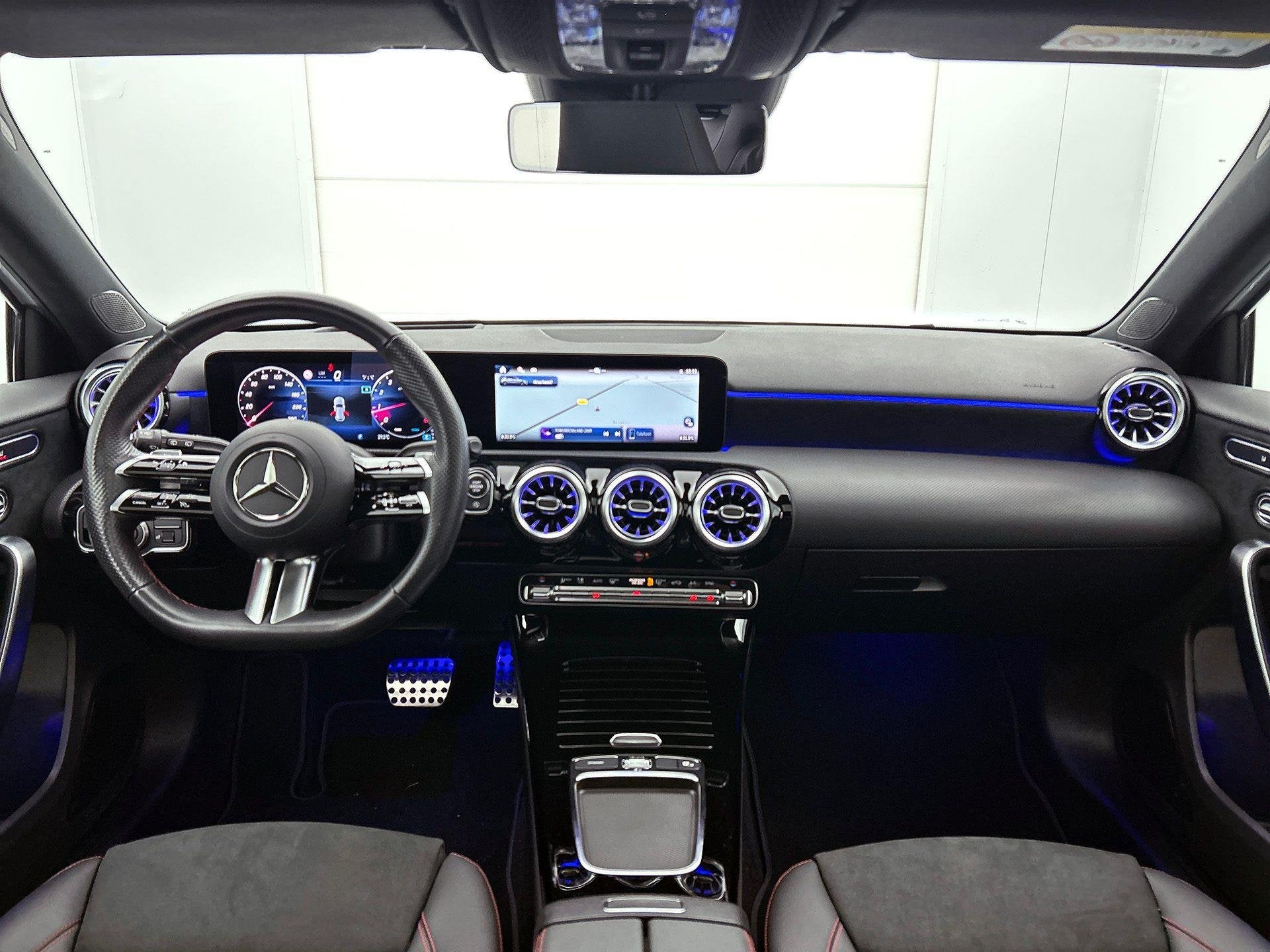 Mercedes-Benz A-Klasse 180 Hatchback AMG Line | Panoramisch, Autos, 100 kW, Achat, 680 kg, Entreprise