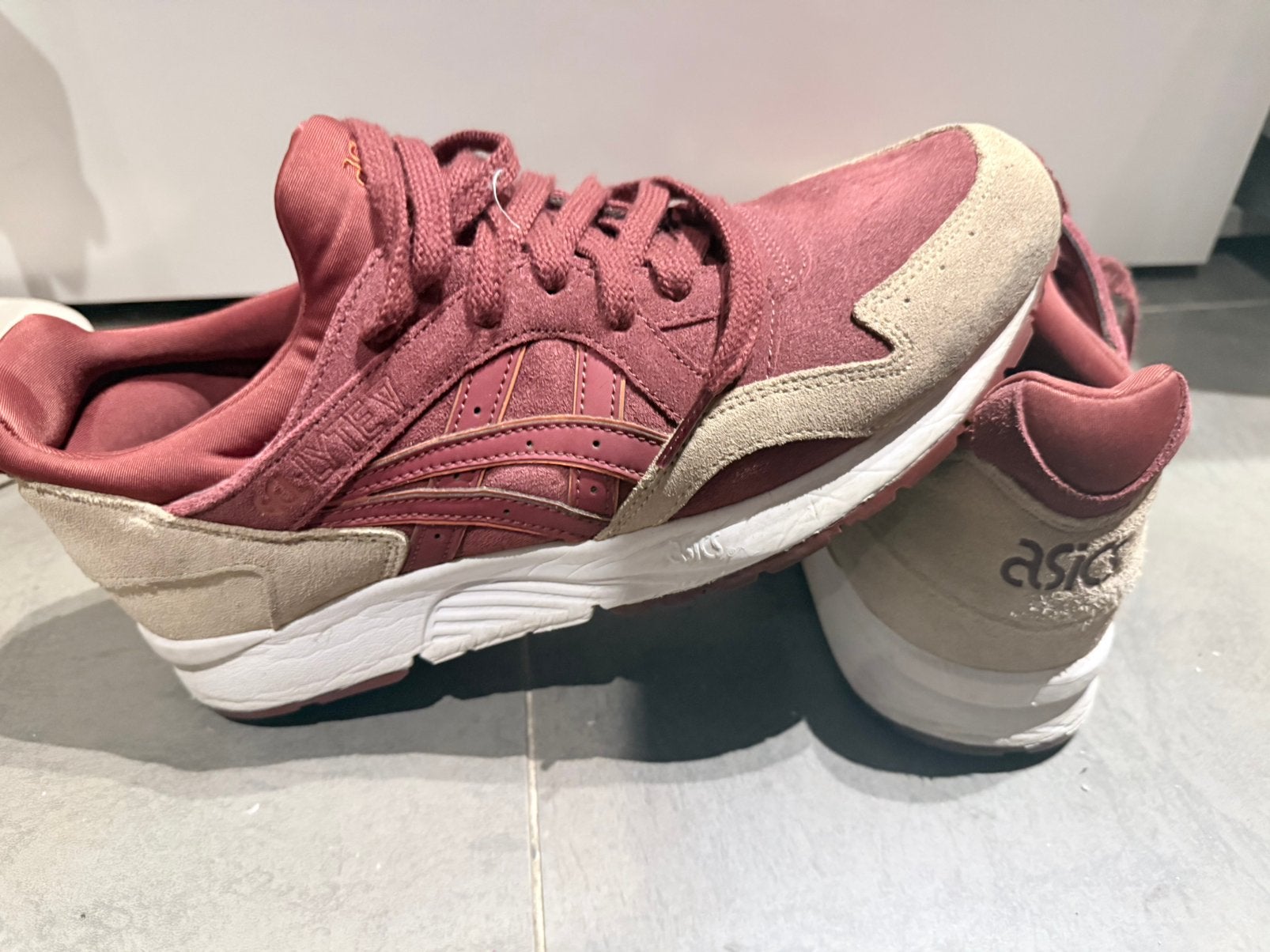 Deze rode ASICS Gel-Lyte V sneakers maat 42, Sport en Fitness, Loopsport en Atletiek, Ophalen, Zo goed als nieuw, Asics