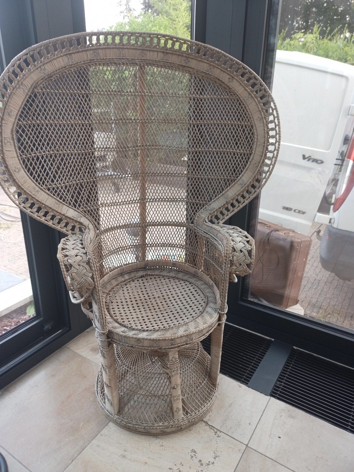 chaise Emmanuelle peacock chair pauwenstoel, Ophalen