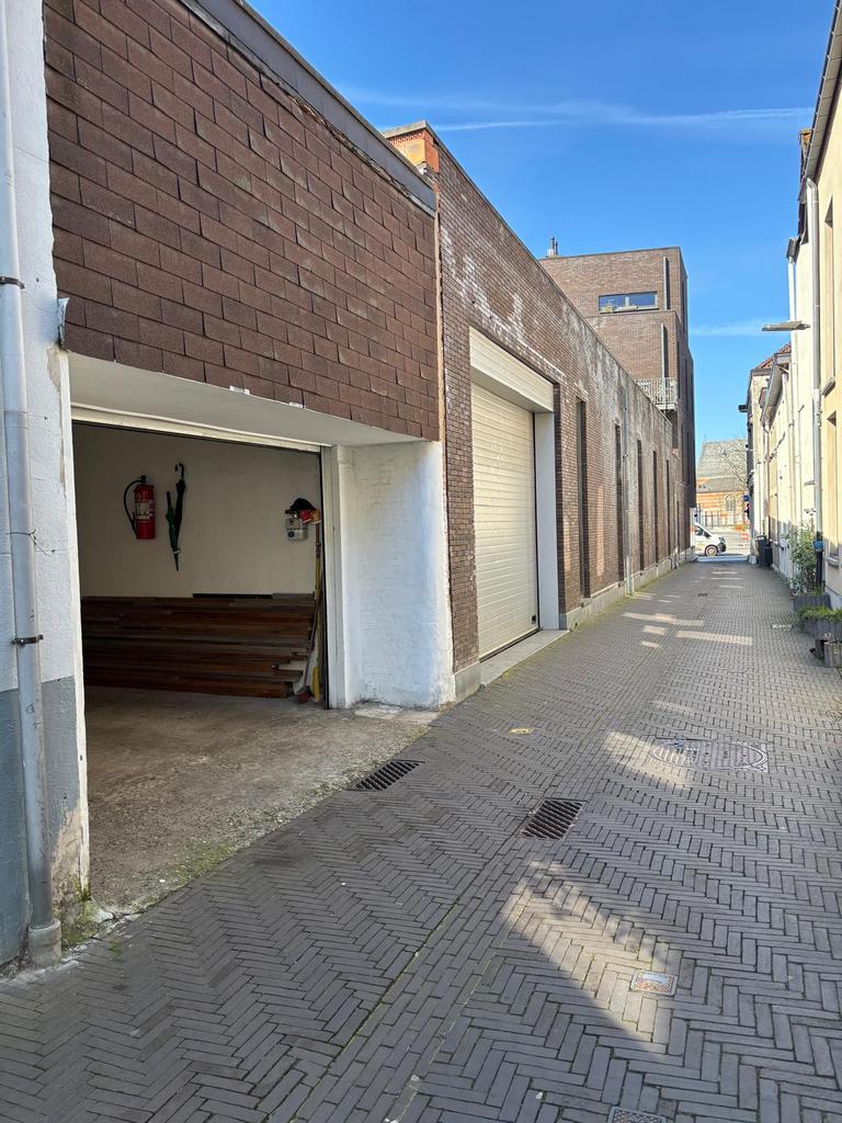 Grote opslagruimte / garage te huur – 200m²