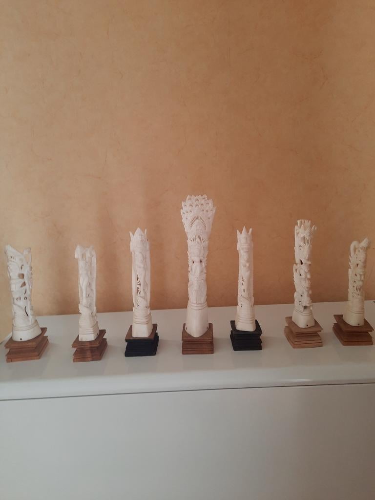 7 ivoren beeldjes, Ophalen