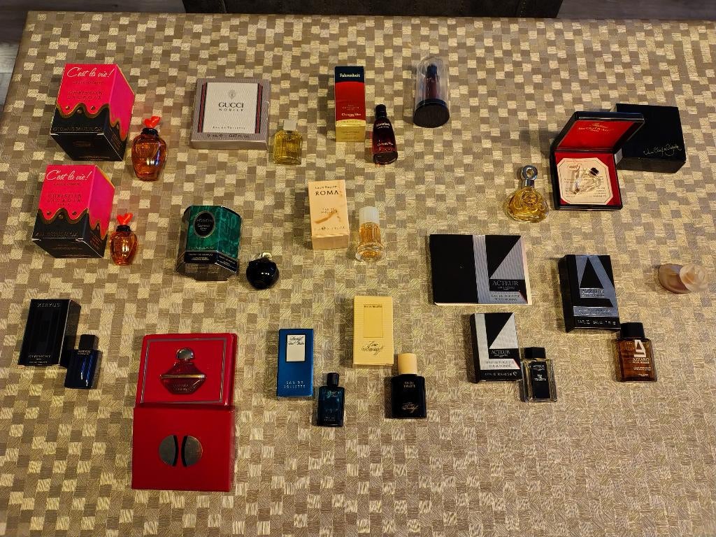 Miniatuur parfum allerlei merken, Ophalen, Zo goed als nieuw, Miniatuur, Gevuld