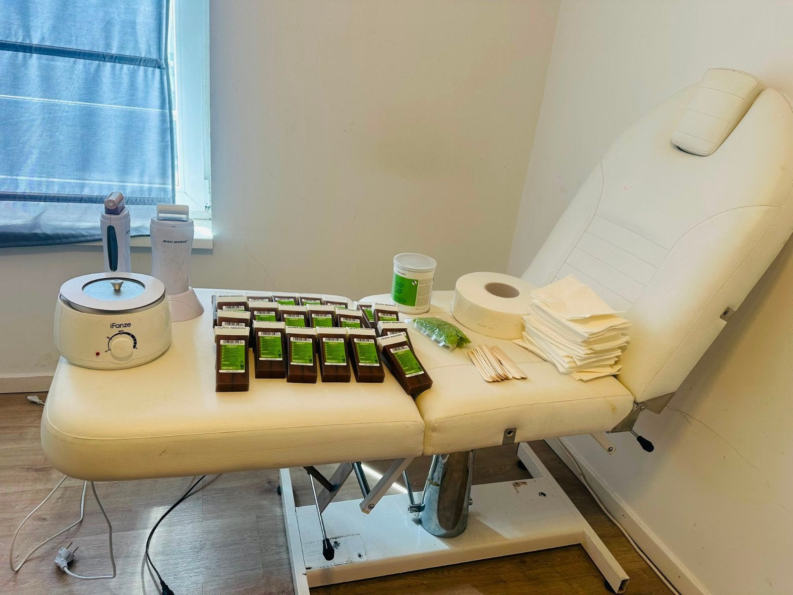 À VENDRE! TABLE MASSAGE ET ESTHÉTIQUE + PRODUITS ÉPILATION, Enlèvement, Comme neuf