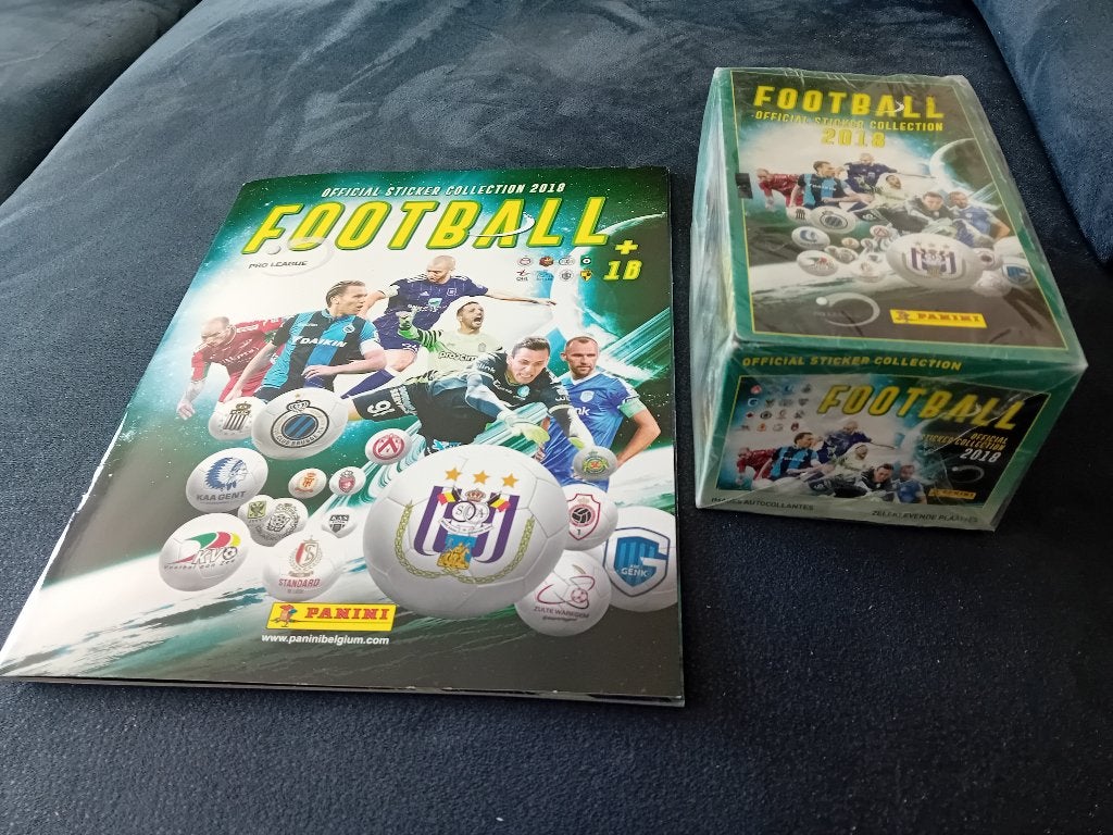 panini Football 2018 gesealde box + leeg album, Collections, Autocollants, Enlèvement ou Envoi, Neuf, Sport