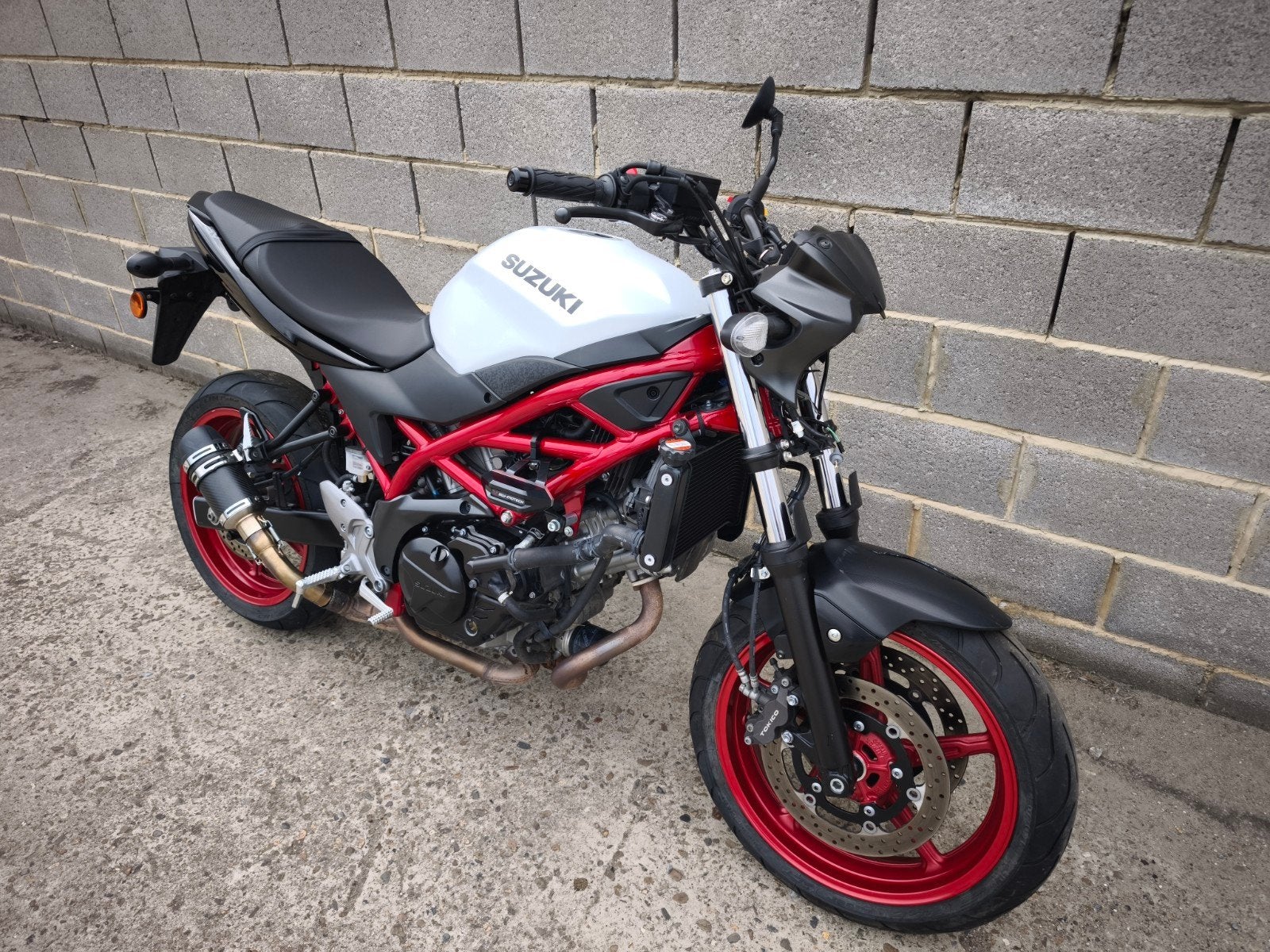 Suzuki SV 650 2023 accidentée, Motos, Motos | Suzuki, Entreprise, 2 cylindres, ABS, Naked bike