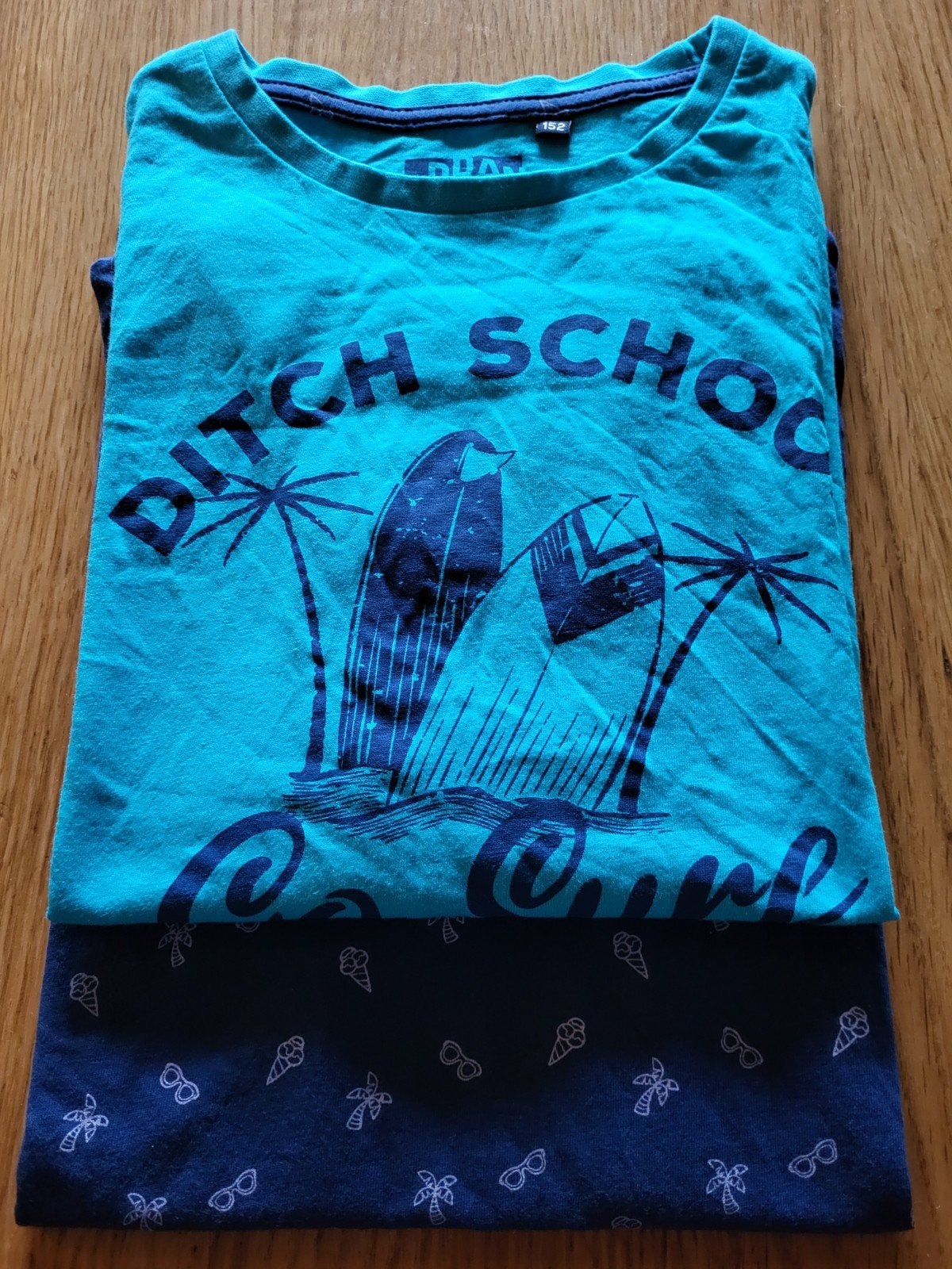 2 blauwe T-shirts met zomerprint – Bel&Bo – jongen maat 152, Kinderen en Baby's, Kinderkleding | Maat 152, Ophalen, Zo goed als nieuw