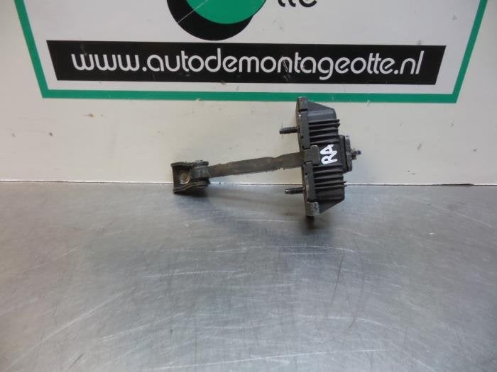 Butée 4portes arrière droite d'un Toyota Avensis (Avensis, -, Toyota, Utilisé, -