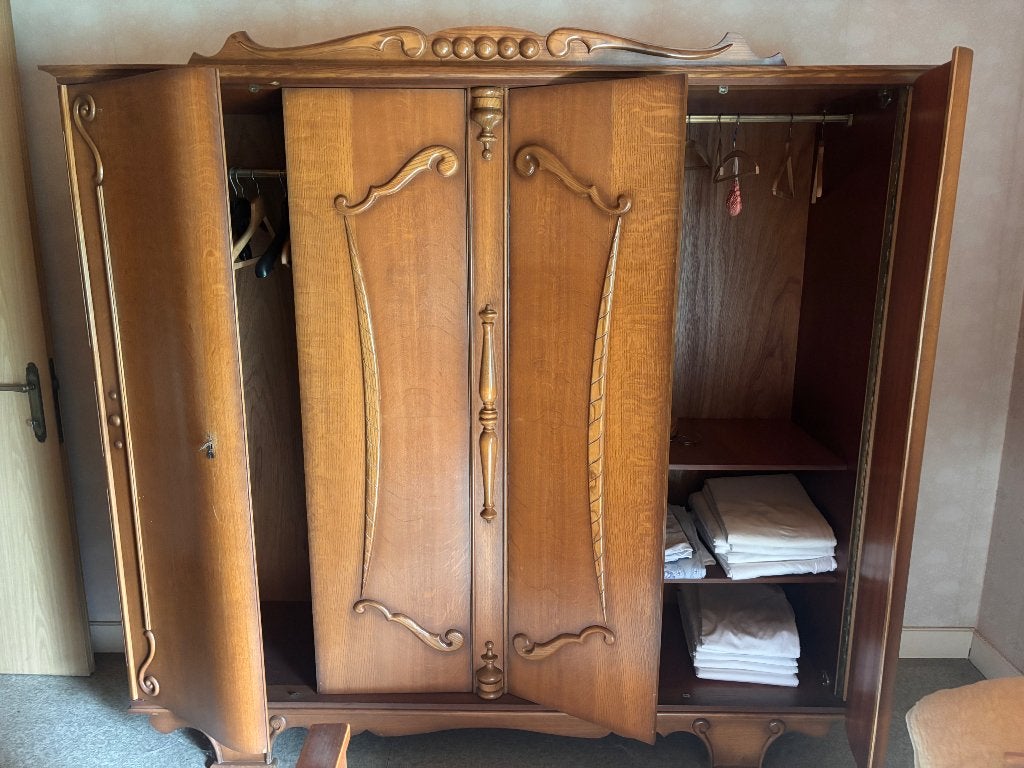Deux armoires en bois - gratuites, Maison & Meubles, Avec tablette(s), Utilisé, 50 à 75 cm, Chêne