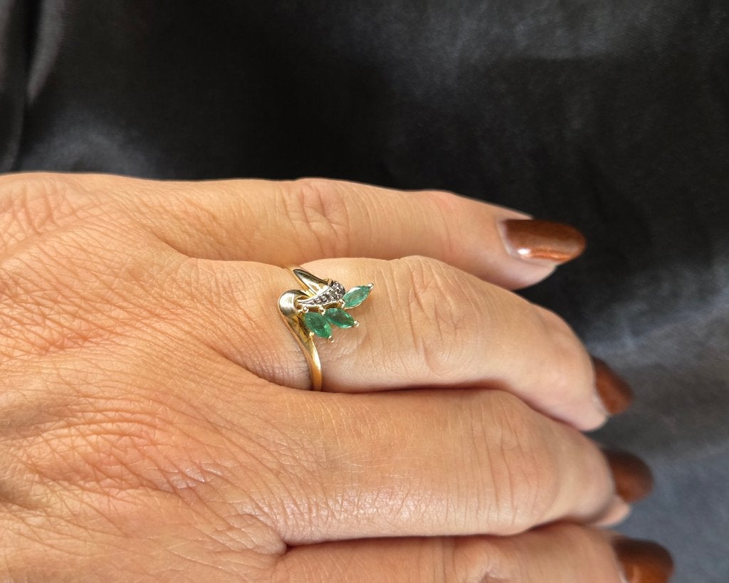 Vintage gouden ring edelsteen smaragd en diamant. 2026/706, Ophalen of Verzenden, Zo goed als nieuw, 17 tot 18, Met edelsteen