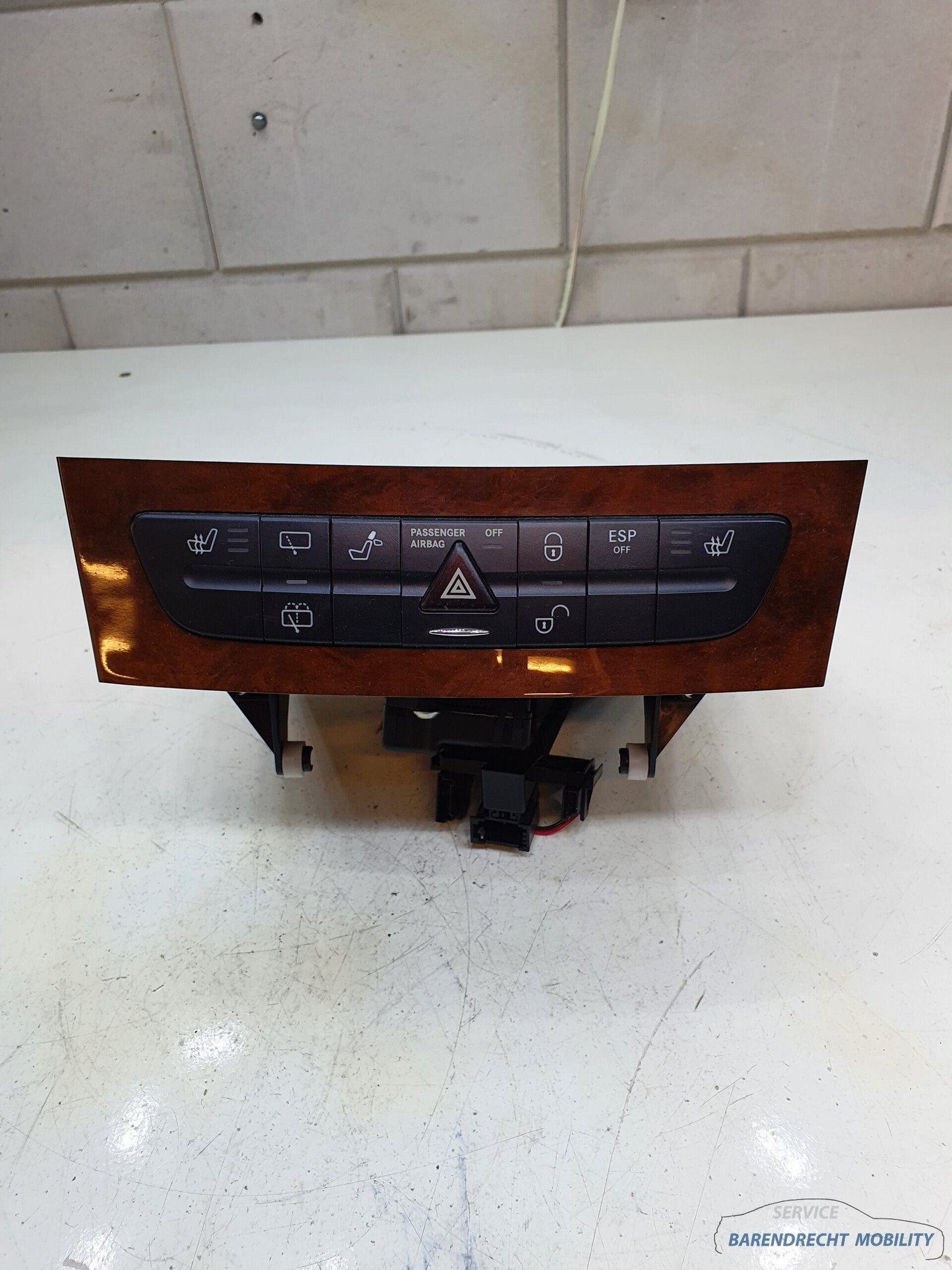Mercedes E Klasse S211 CD wisselaar bedieningspaneel hout in, Gebruikt, Mercedes-Benz AG, Mercedes-Benz, Mercedesstrasse 120
70372  Stuttgart, DE