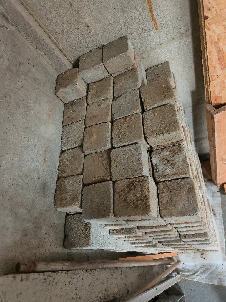 400 vierkante betonklinkers (+/- 4 m²), Jardin & Terrasse, Pavé & Dalles, Béton, Enlèvement, Utilisé, Briques
