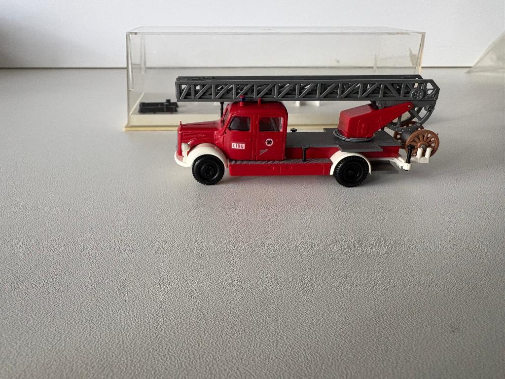 MERCEDES-BENZ BRANDWEERWAGEN MET LADDER - BREKINA - 1:87, Verzenden, Nieuw, Bus of Vrachtwagen, Brekina