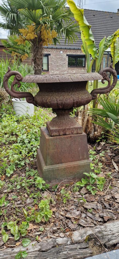 Vase en fonte avec socle et 1 sans socle, Enlèvement