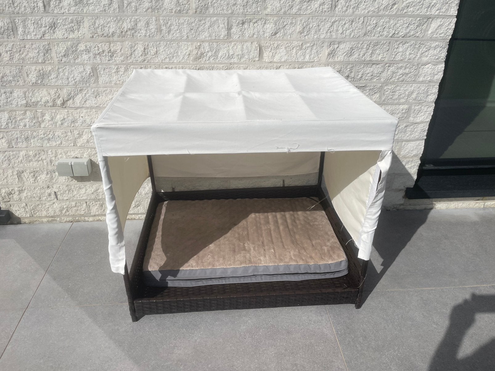 Hondenbed met overkapping / hondenlounge voor buiten, Ophalen, Zo goed als nieuw