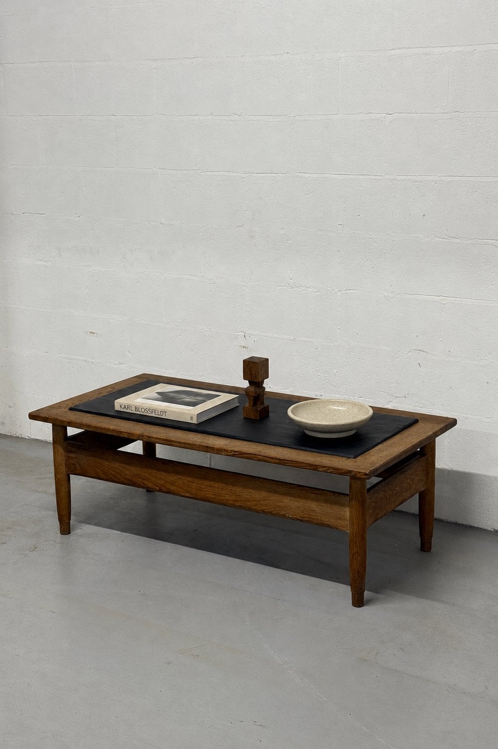 Table basse vintage chêne massif & ardoise — années 60/70, Enlèvement
