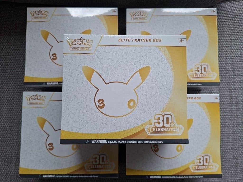 Pokemon 30th celebration ETB, Hobby & Loisirs créatifs, Enlèvement ou Envoi, Neuf, Booster box