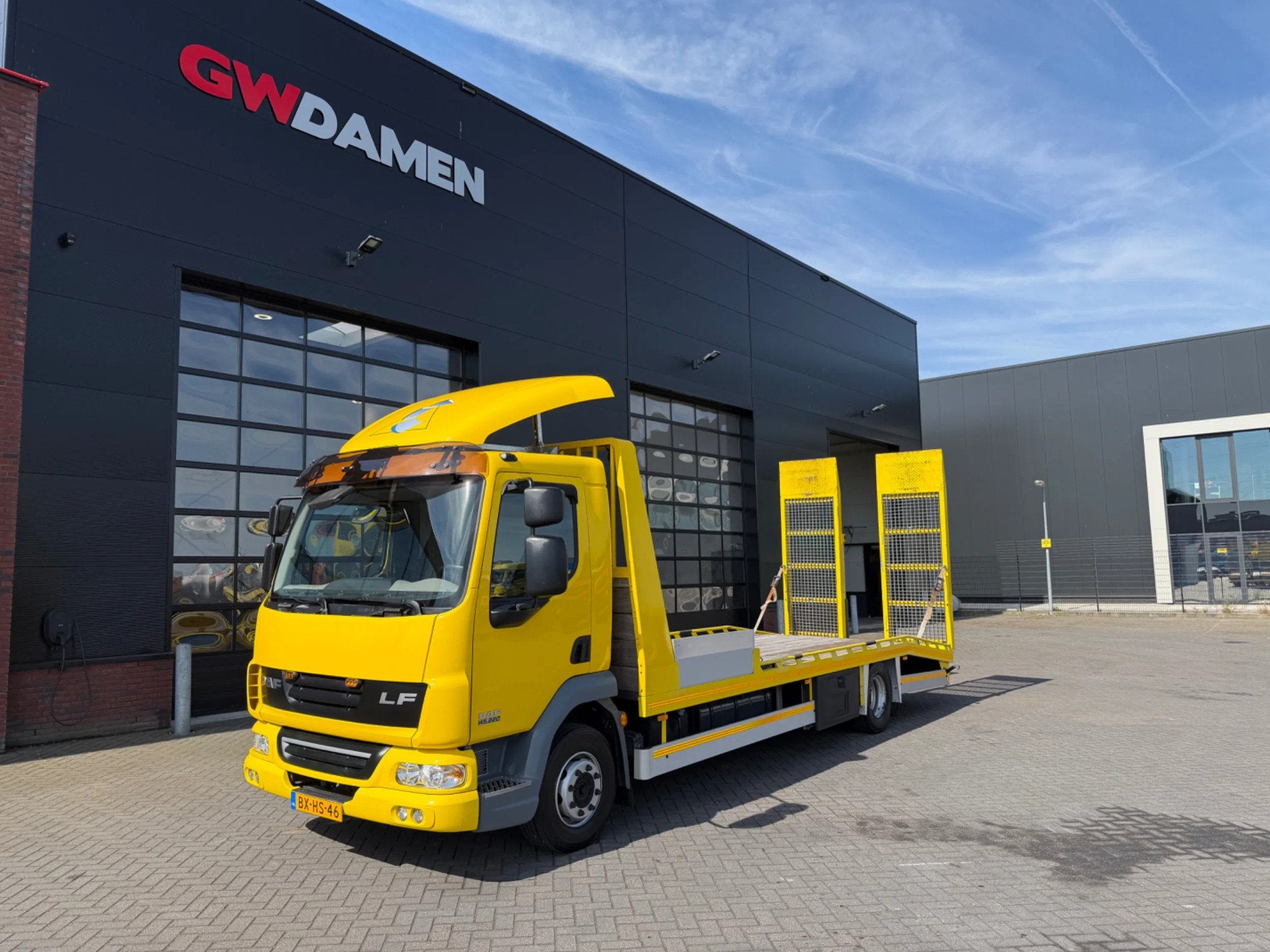 DAF LF 45 Machinetransporter Hydraulic ramps 48.000 km, Autos, Camions, Euro 5, Achat, 222 ch, Jaune