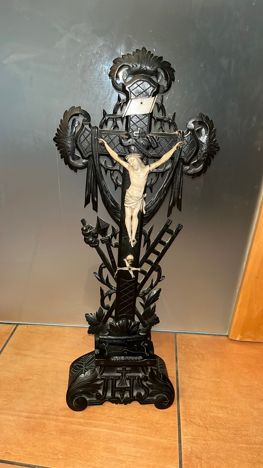 Magnifique Crucifix Antique XIXe "Arma Christi" -Bois Noirci, Antiquités & Art, Enlèvement ou Envoi
