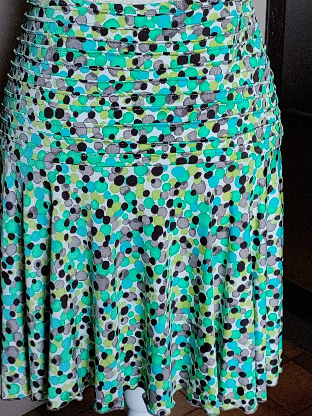 Veelkleurige rok, groen, wit en zwart. Mt 1 Bolletjes motief, Kleding | Dames, Rokken, Ophalen of Verzenden, Wit