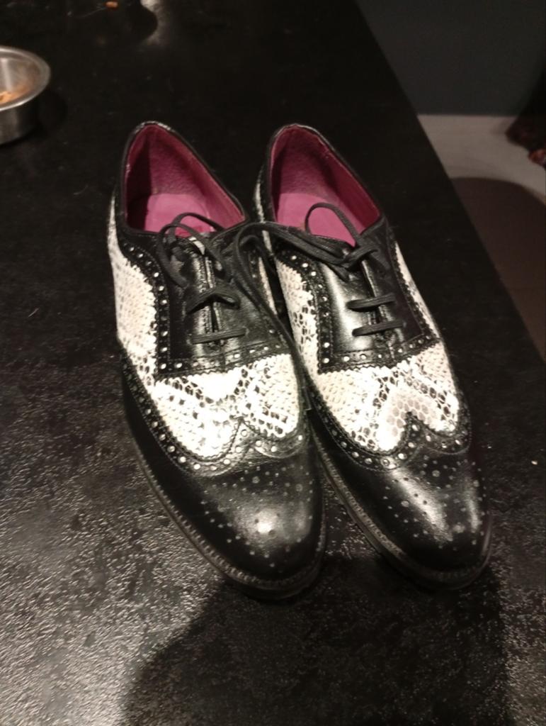 Derbyschoenen met slangenpatroon, Wit