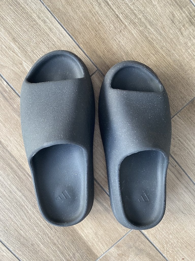 Adidas YEEZY slides slate grey US 10 EU 42,43, Kleding | Heren, Schoenen, Zo goed als nieuw, Slippers, Overige kleuren, Ophalen of Verzenden