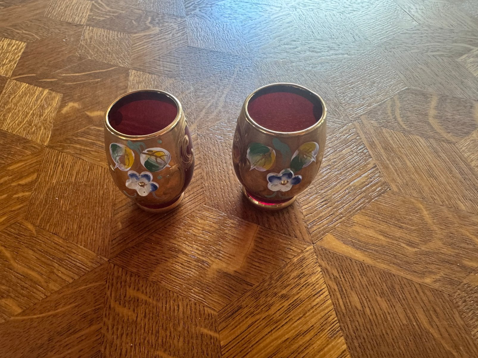Set van 2 vintage Boheems glazen vaasjes – Robijnrood & goud, Antiek en Kunst, Ophalen of Verzenden