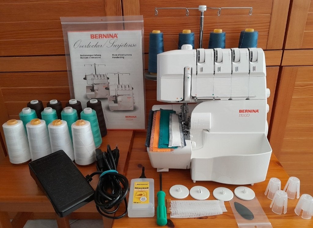 Bernina 1100D overlock naaimachine, Hobby & Loisirs créatifs, Enlèvement ou Envoi, Comme neuf, Machine à coudre, Bernina